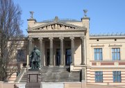 Standbild von Großherzog Paul Friedrich vor dem Staatlichen Museum